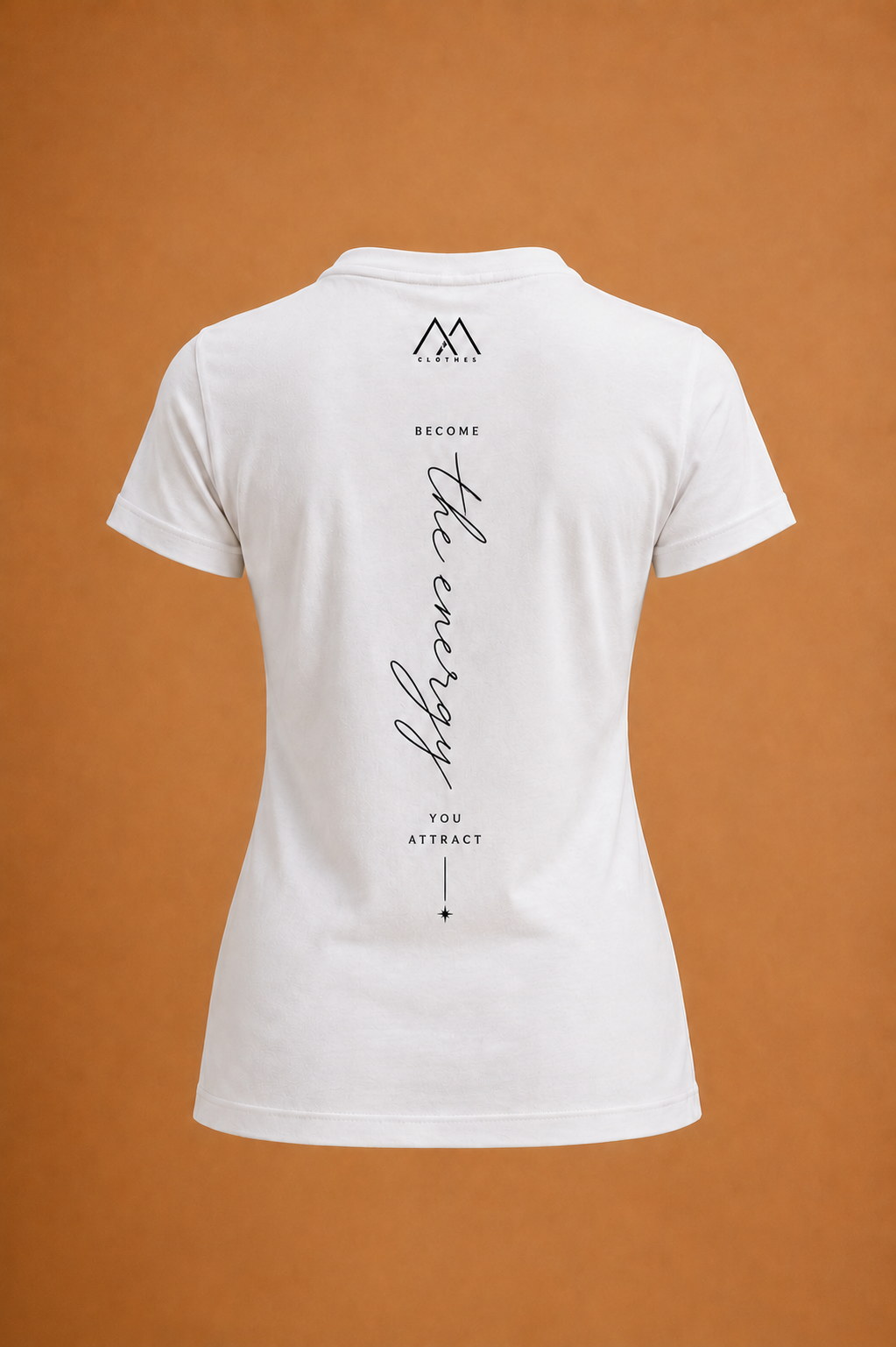 Бяла дамска тениска с дизайнерски гръб, надпис „Become the energy you attract“ и лого A&A Clothes. Вталена кройка, висококачествен памук и изчистена визия, подходяща за ежедневен стил, old money естетика и модерна дамска мода.