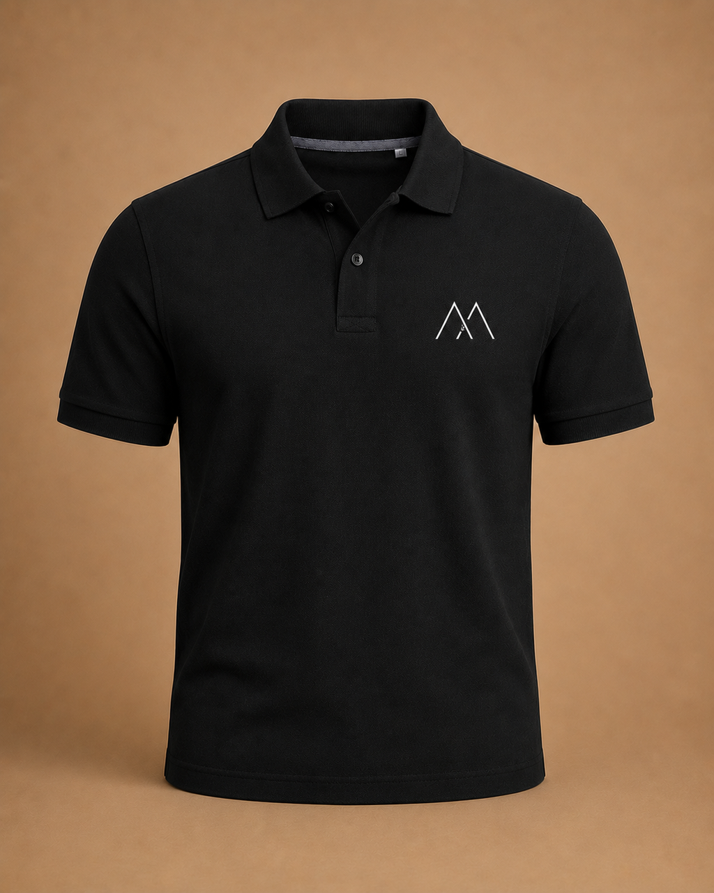 Елегантна черна мъжка поло тениска с минималистичен signature logo дизайн, premium luxury визия и изчистен модерен силует.